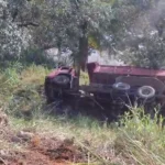 Caminhão caçamba acidentado em ribanceira na RJ-220, Natividade, com equipes de resgate