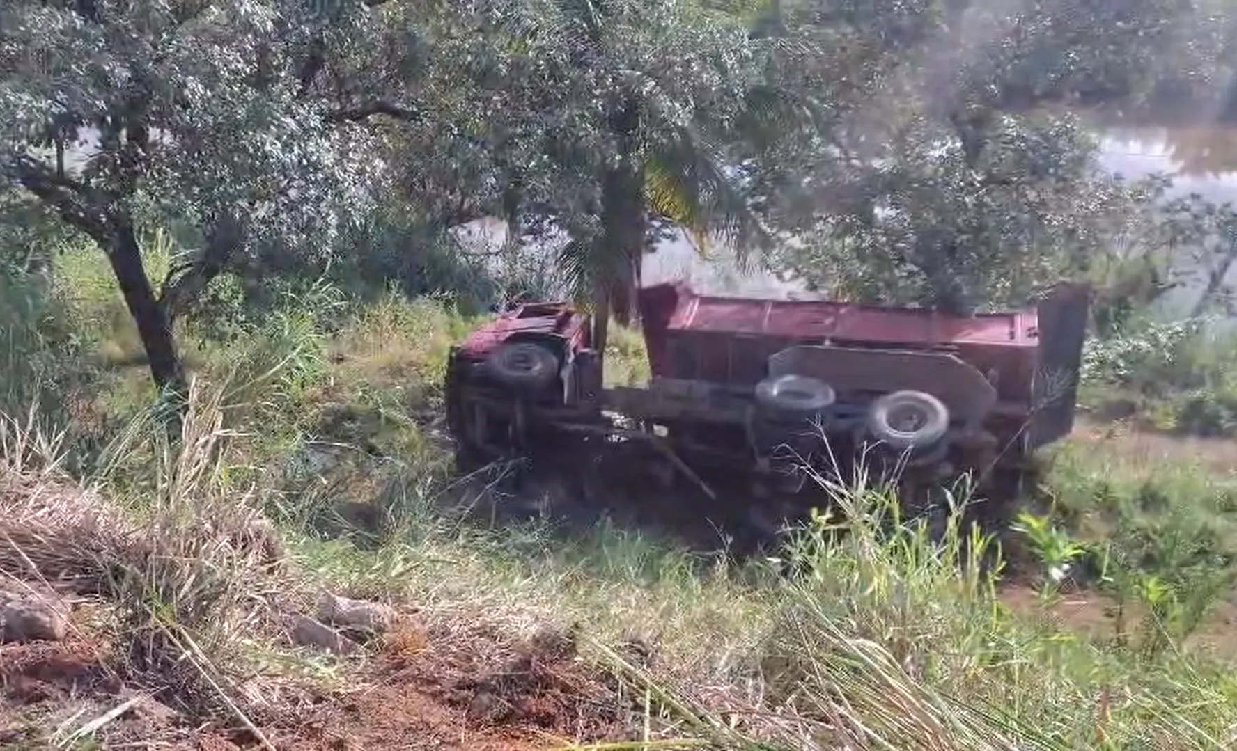 Caminhão caçamba acidentado em ribanceira na RJ-220, Natividade, com equipes de resgate