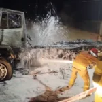 Bombeiros apagando fogo em caminhão-tanque com produto químico em Sete Lagoas