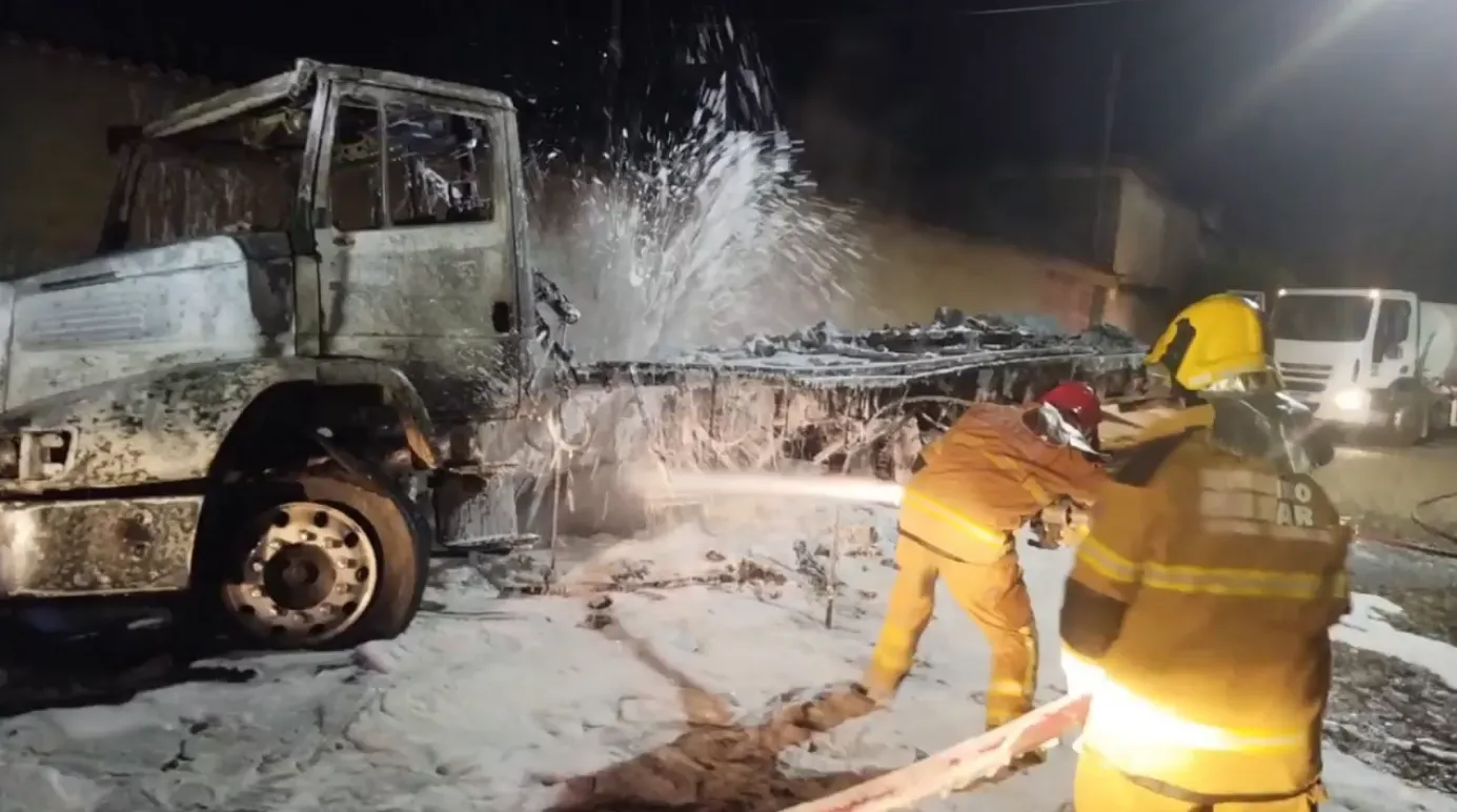 Bombeiros apagando fogo em caminhão-tanque com produto químico em Sete Lagoas