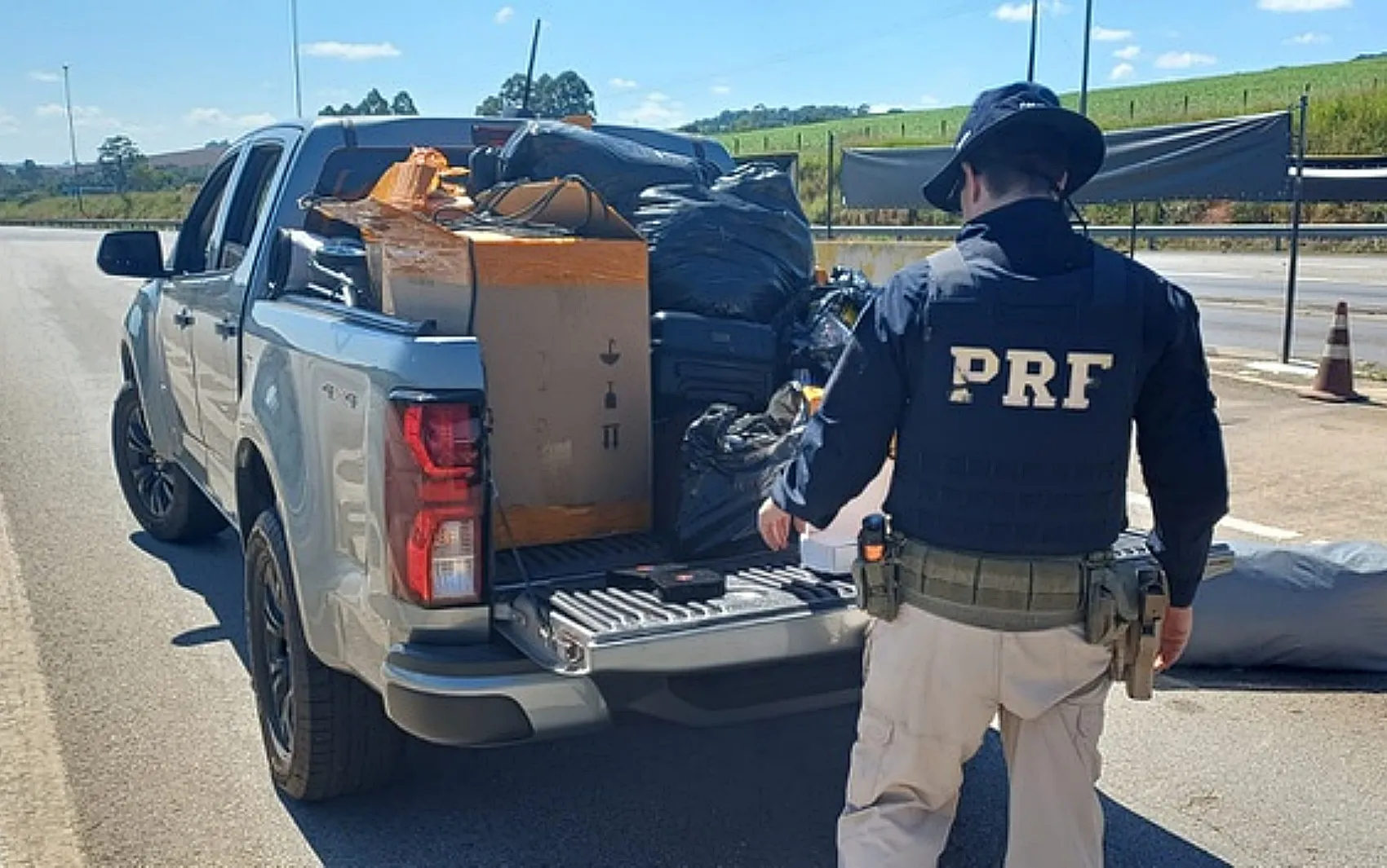 Caminhonete de prefeitura apreendida pela PRF com mercadorias ilegais na Fernão Dias