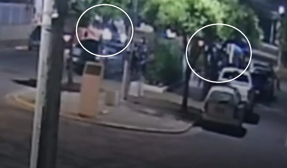 Caminhonete acidentada em quiosque de praça, Cardoso Moreira