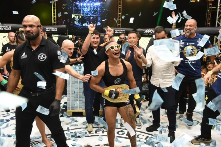 Leidiane Fernandes no ringue do Oktagon 87 em luta de MMA