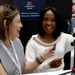Shelly-Ann Fraser-Pryce, atleta jamaicana, embaixadora Laureus, com cabelos curtos, falando em evento em Madri sobre esporte feminino.