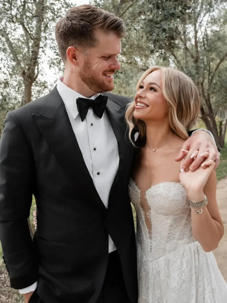 Sam Darnold e esposa Katie Hoofnagle Darnold em seu casamento, vestidos de gala preto e branco.