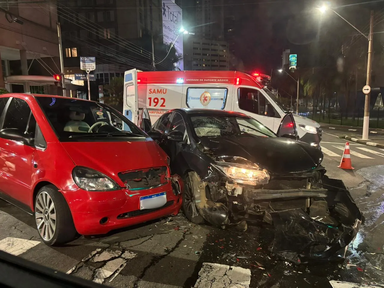 Cruzamento de trânsito em Campinas, veículos e pedestres