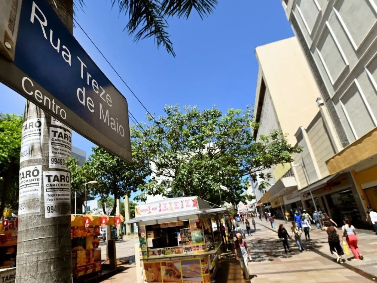 Bancas comerciais coloridas em rua histórica de Campinas, SP