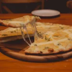 Pizza de pepperoni quente sendo servida em Campinas