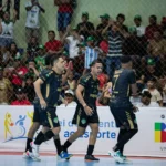 Jogadores de futsal de Campo Largo e Bregafó-PA em disputa durante a Copa do Brasil de Futsal 2026.