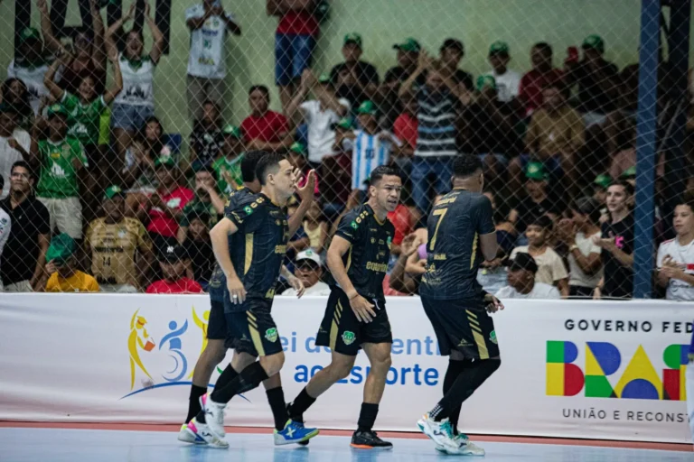 Jogadores de futsal de Campo Largo e Bregafó-PA em disputa durante a Copa do Brasil de Futsal 2026.