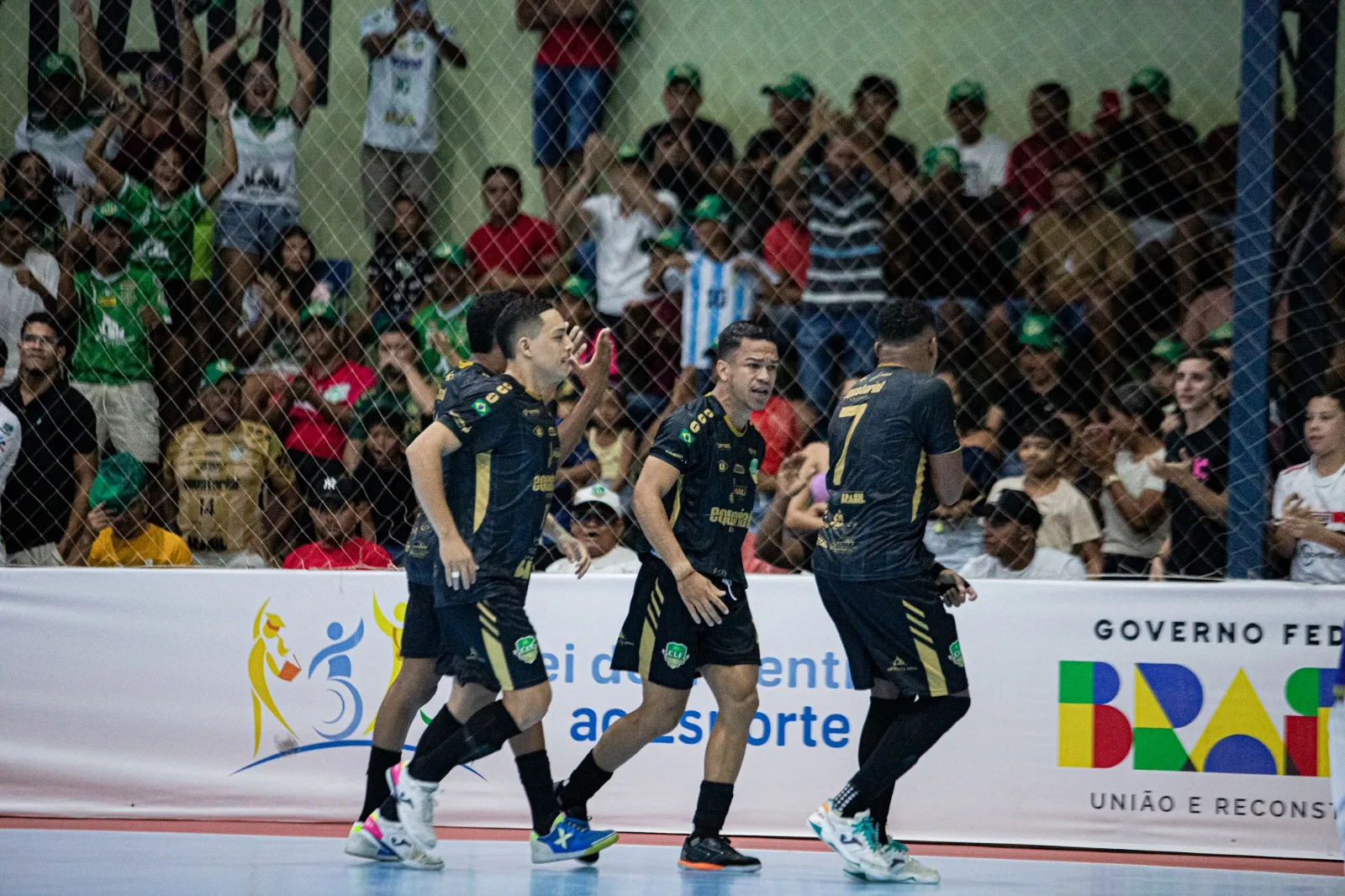 Jogadores de futsal de Campo Largo e Bregafó-PA em disputa durante a Copa do Brasil de Futsal 2026.