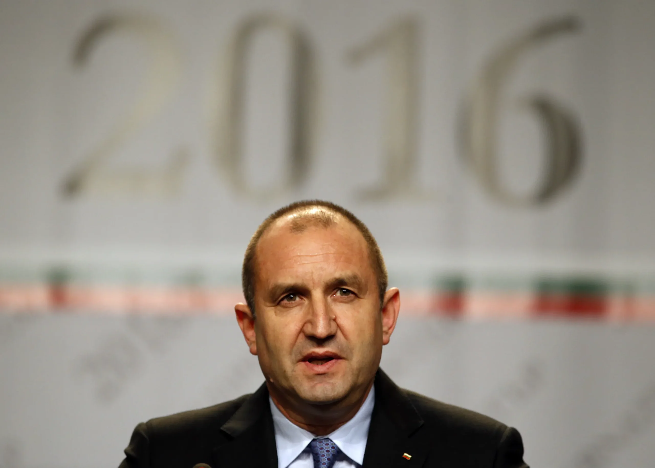 Rumen Radev, presidente eleito da Bulgária, falando em coletiva de imprensa