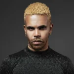 Rapper Hiran no palco, denunciando a homofobia no rap