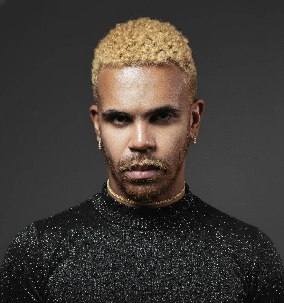 Rapper Hiran no palco, denunciando a homofobia no rap