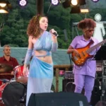 Marcela de Sá cantando ao vivo no Quitandinha com banda