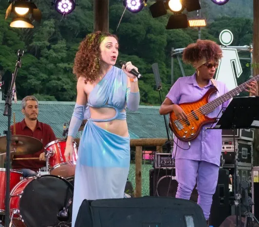 Marcela de Sá cantando ao vivo no Quitandinha com banda