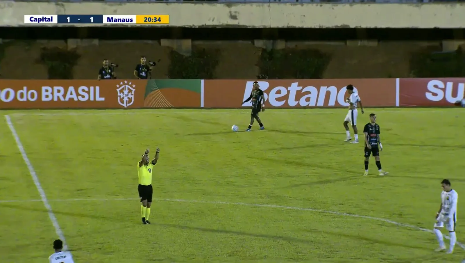 Árbitro de futebol parando o jogo por causa de gritos homofóbicos da torcida do Capital, caso julgado pelo STJD.