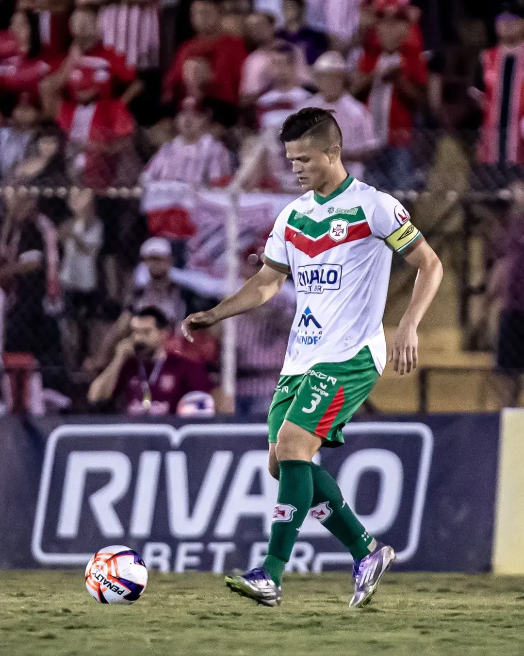 Douglas Alemão, capitão da Portuguesa Santista, em jogo decisivo da Série A3