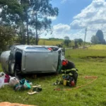 Capotamento de carro na Serra de São Pedro com bombeiros e ambulância no local do acidente