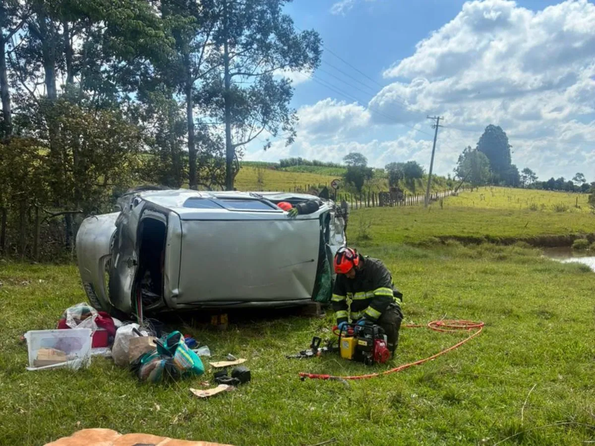 Capotamento de carro na Serra de São Pedro com bombeiros e ambulância no local do acidente