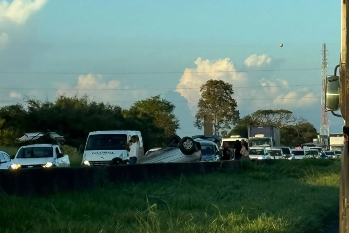 Carro capotado, Via Dutra, São José dos Campos, acidente de trânsito, congestionamento, equipes de socorro