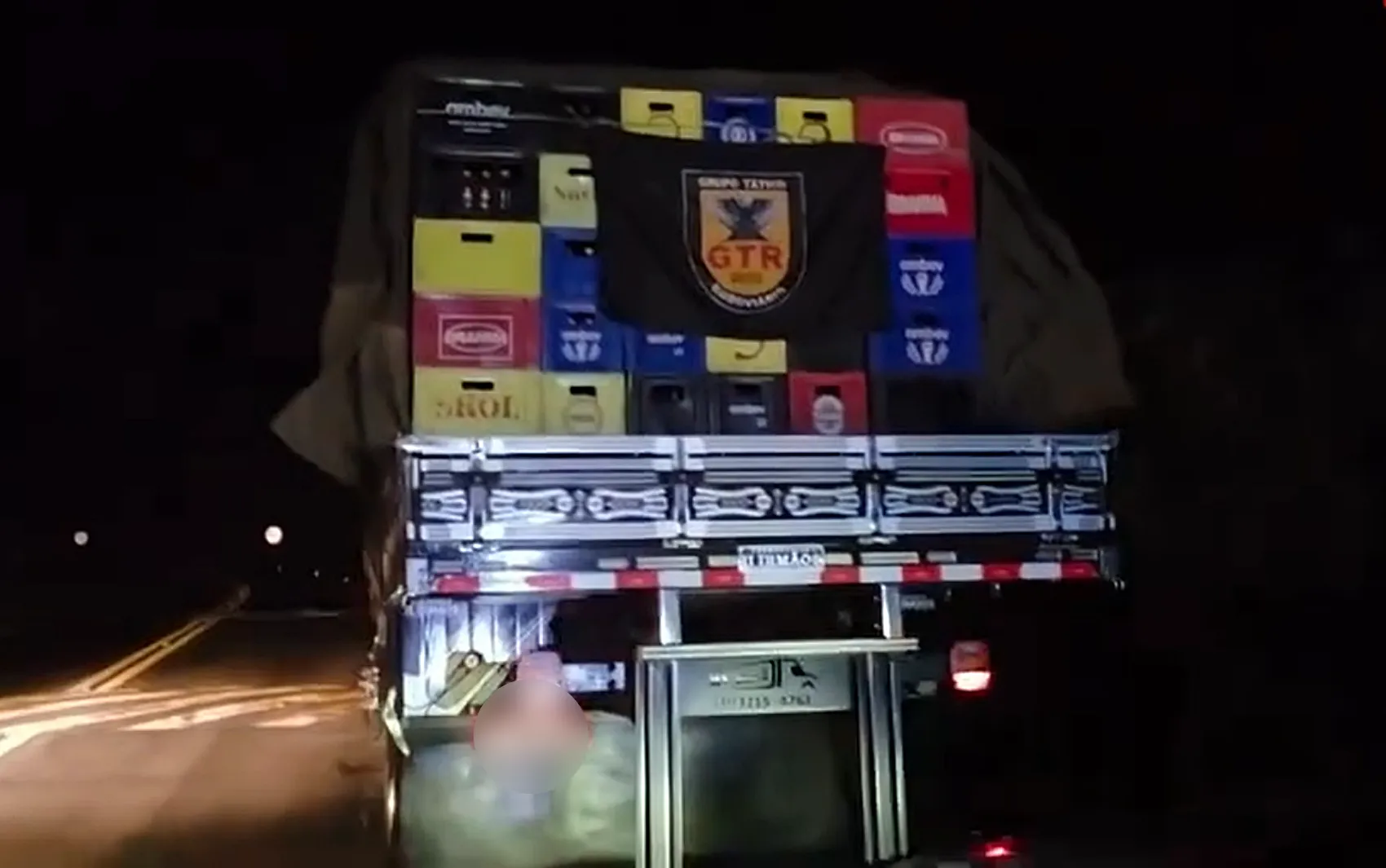 Caminhão com cerveja falsificada apreendida pela PMRv na MG-050