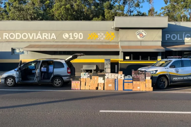 Carga de R$ 300 mil em perfumes e eletrônicos sem nota fiscal sendo apreendida pela Polícia Rodoviária em Piquerobi, SP.