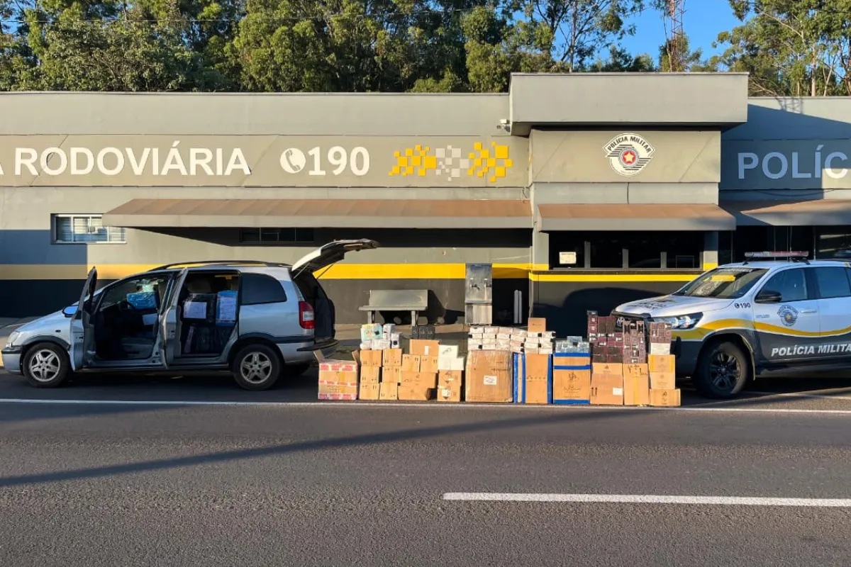 Carga de R$ 300 mil em perfumes e eletrônicos sem nota fiscal sendo apreendida pela Polícia Rodoviária em Piquerobi, SP.