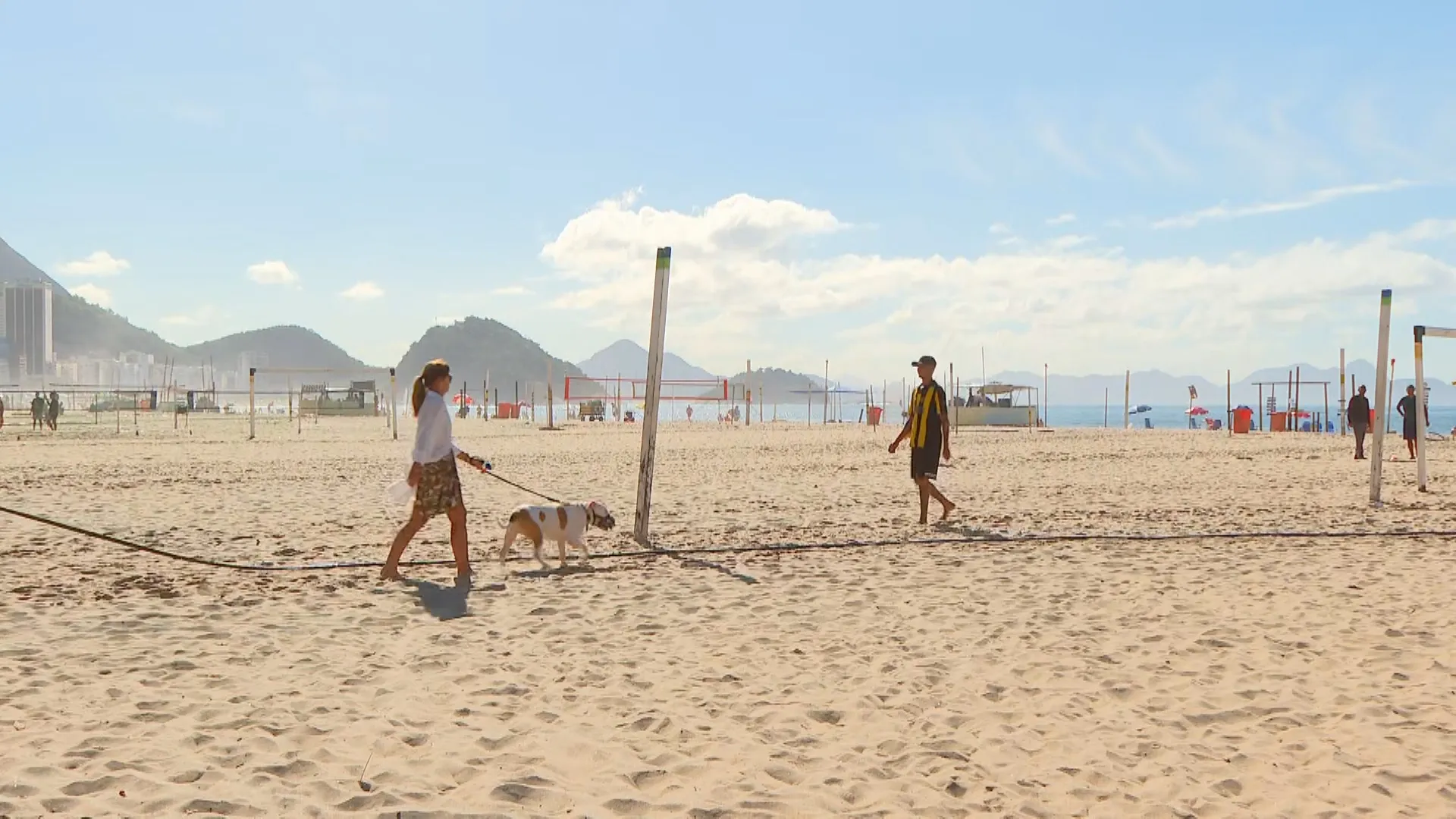 Banhistas e trabalhadores na areia de uma praia do Rio de Janeiro sem informações sobre sua qualidade.