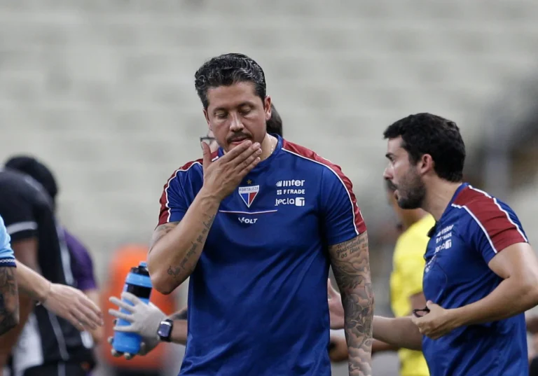 Thiago Carpini, técnico do Fortaleza, falando em coletiva após a derrota no Clássico-Rei