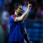 Jogadores do Fortaleza comemorando vitória em campo, técnico Thiago Carpini