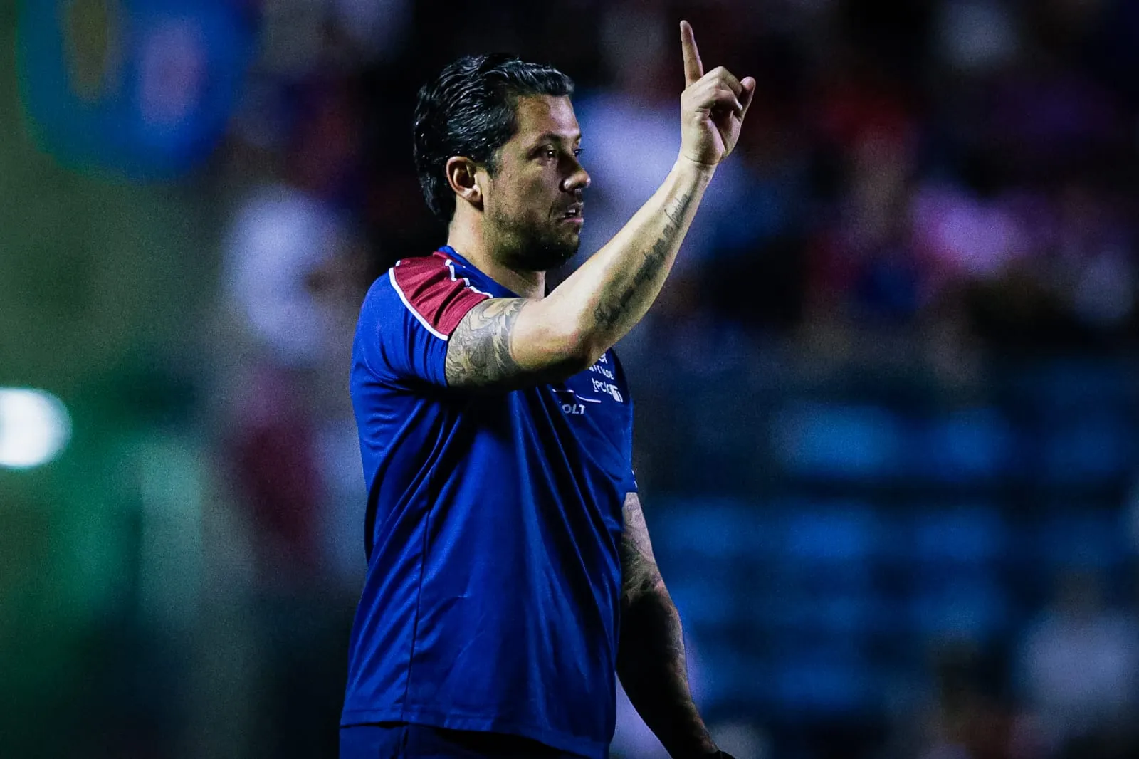 Jogadores do Fortaleza comemorando vitória em campo, técnico Thiago Carpini