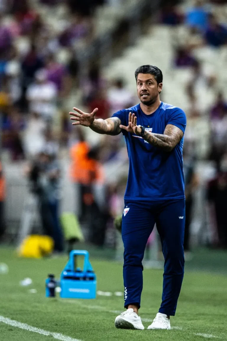 Thiago Carpini, técnico do Fortaleza, em campo