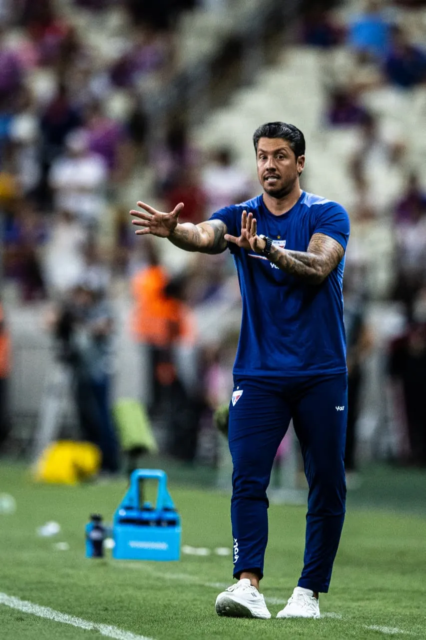Thiago Carpini, técnico do Fortaleza, em campo