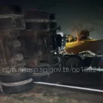 Carreta tomba em Araçariguama na Castello Branco, areia espalhada na pista