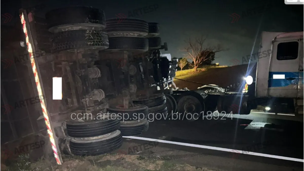 Carreta tomba em Araçariguama na Castello Branco, areia espalhada na pista