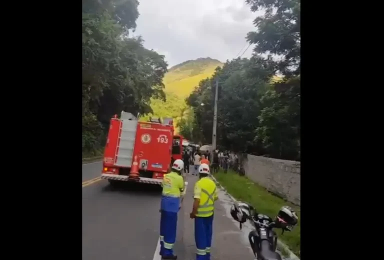 Carreta de cimento tombada na RJ-116 após acidente com carros