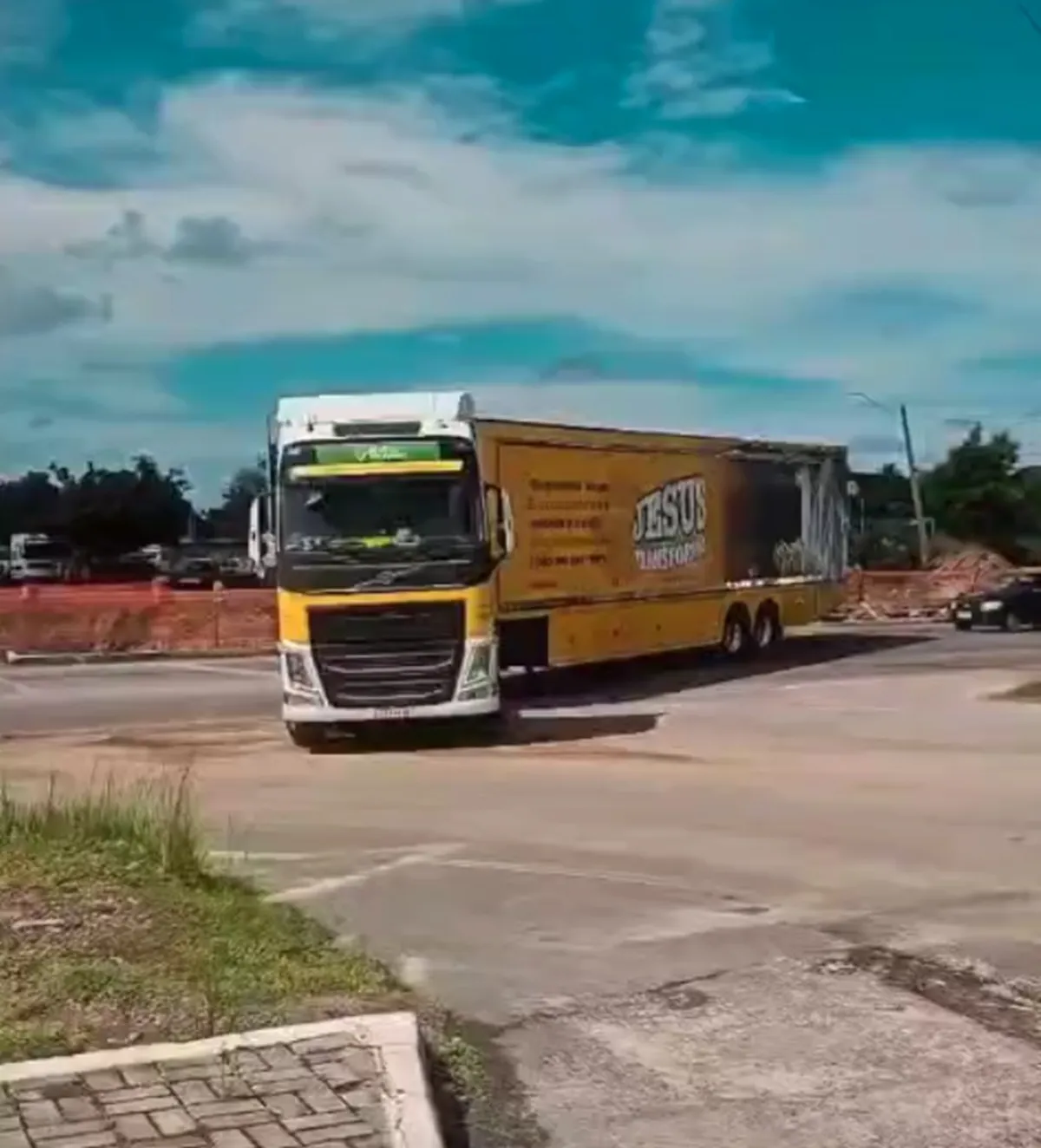 Carreta Missionária em Cabo Frio oferecendo serviços gratuitos à comunidade