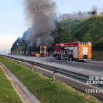 Carreta em chamas na Castello Branco com bombeiros