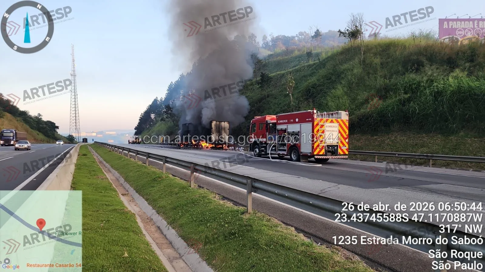 Carreta em chamas na Castello Branco com bombeiros