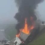 Carreta incendiada BR-381 Barão de Cocais após tombar e ser saqueada