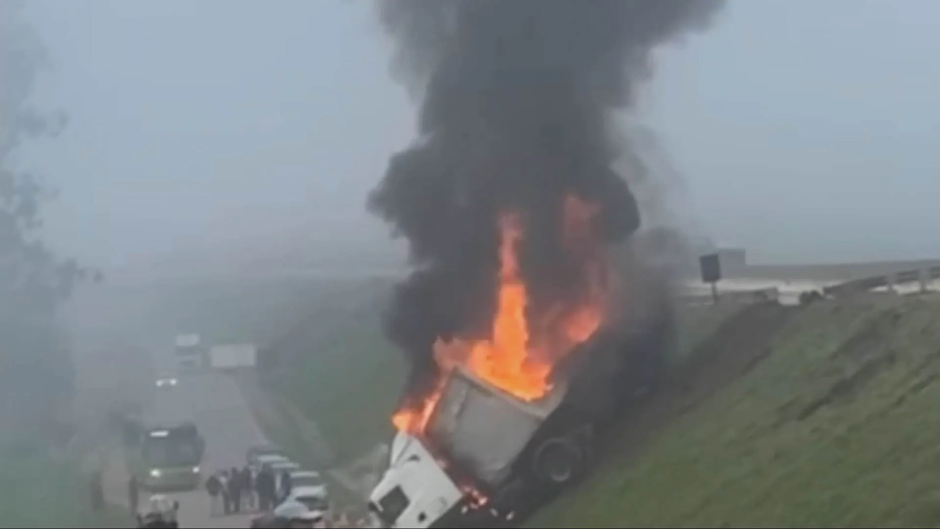 Carreta incendiada BR-381 Barão de Cocais após tombar e ser saqueada