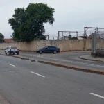 Carro colidido em poste na Avenida Guilherme Giorgi, Jundiapeba, Mogi das Cruzes, com equipes de trânsito e reparo.