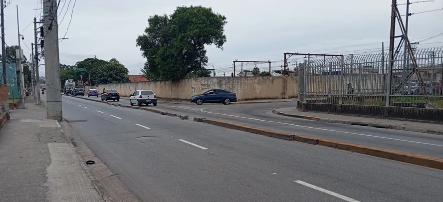 Carro colidido em poste na Avenida Guilherme Giorgi, Jundiapeba, Mogi das Cruzes, com equipes de trânsito e reparo.