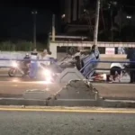 Carro branco capotado na Avenida 28 de Março em Campos, com ciclovia ao lado