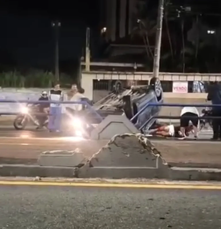 Carro branco capotado na Avenida 28 de Março em Campos, com ciclovia ao lado