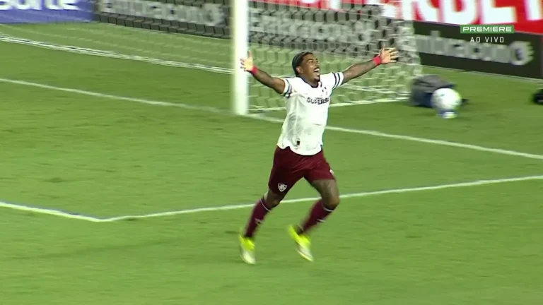 Jeep Compass preto, carro roubado e recuperado de John Kennedy do Fluminense