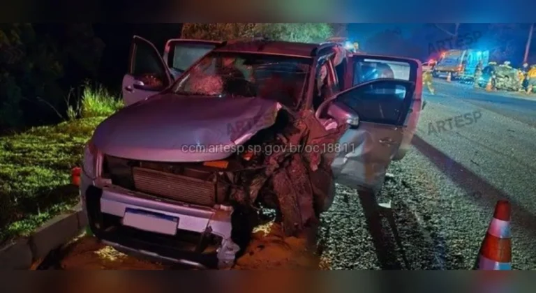 Carro e caminhonete colidem na SP-264, Salto de Pirapora, deixando feridos