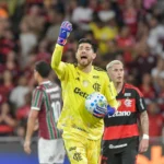 Homem escolhendo jogadores para a defesa do Cartola FC