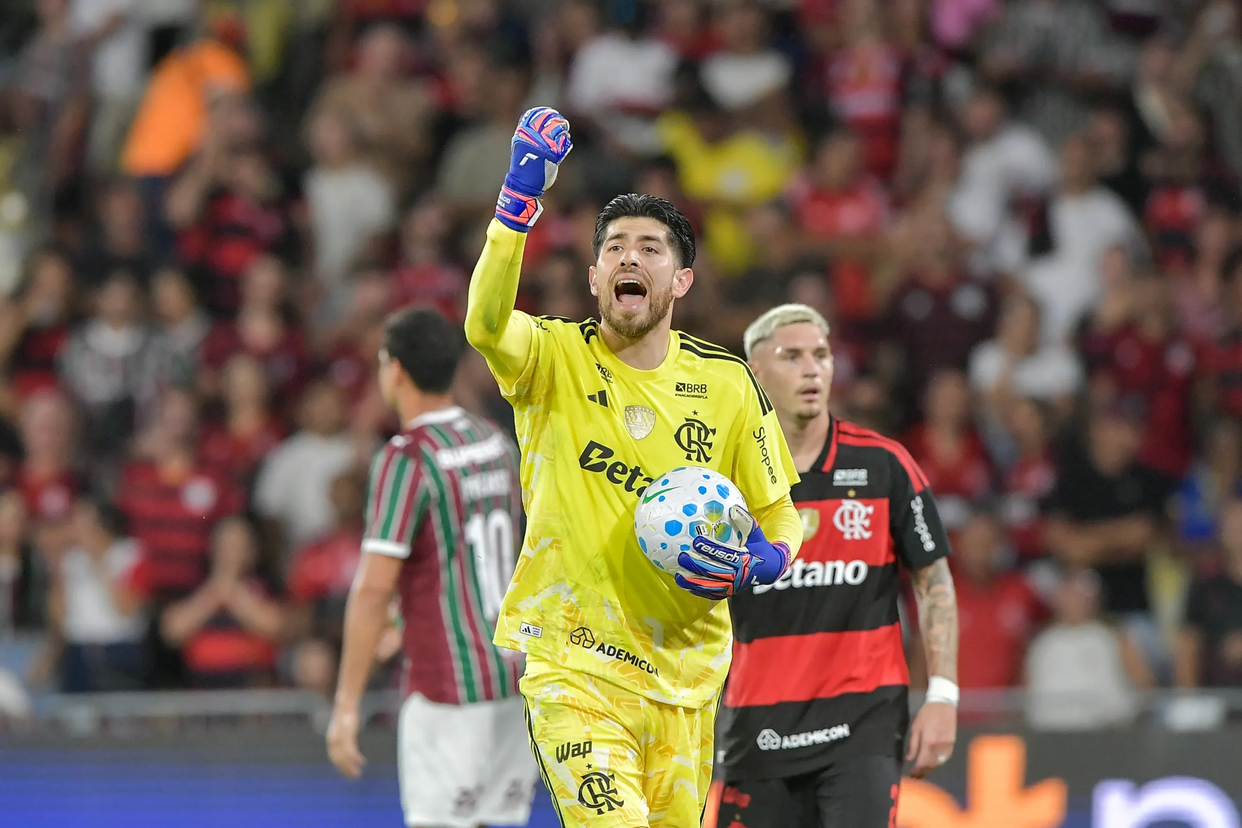 Homem escolhendo jogadores para a defesa do Cartola FC